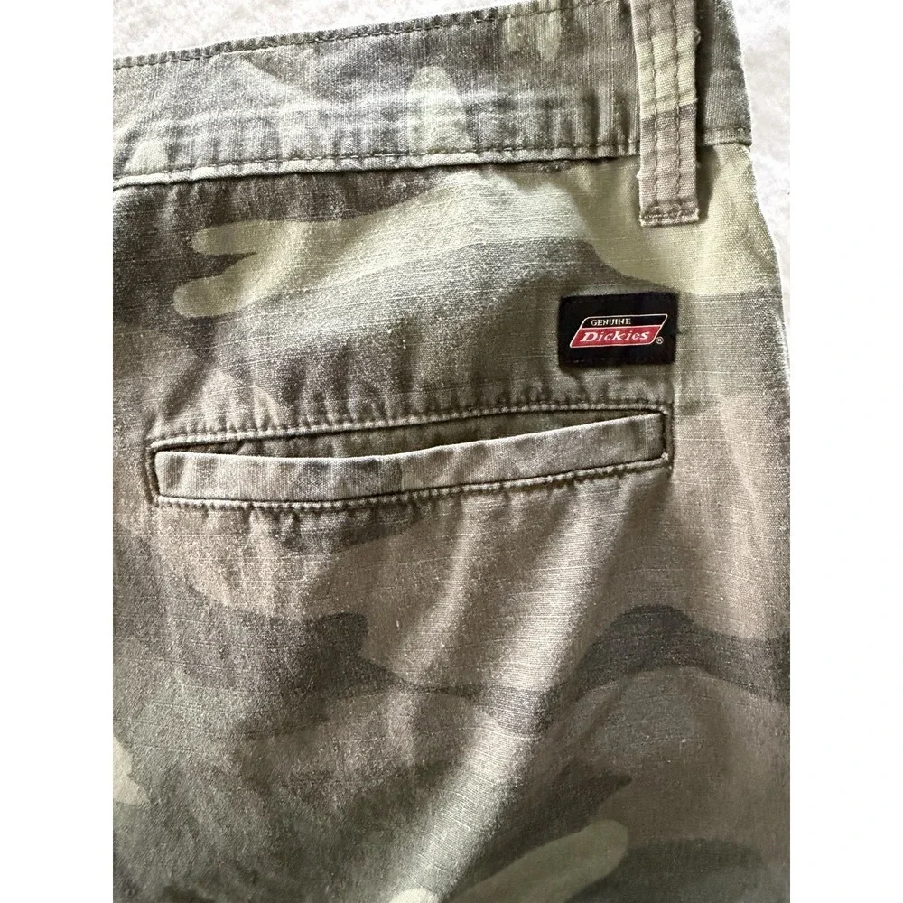 Dickies Men's Green Camo Cargo/Utility Shorts Size 44W
